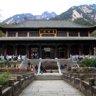 Huangshan Mountain Trail and Ancient Architecture