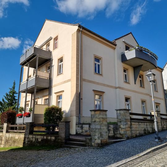 Wohnhaus in offener Bebauung Dresdner Straße 24