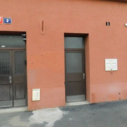 Pamětní deska Františka Horníčka na domě U Průhonu 1141/2 v Holešovicích