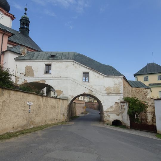 Mostní přechod mezi kostelem sv. Jana Křtitele a zámkem v Manětíně