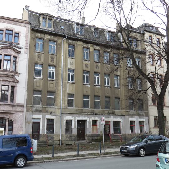Mietshaus in geschlossener Bebauung, mit Resten des Vorgartens Orthstraße 1