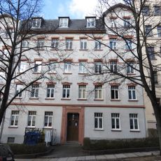 Mietshaus in geschlossener Bebauung mit Vorgarten Gneisenaustraße 9