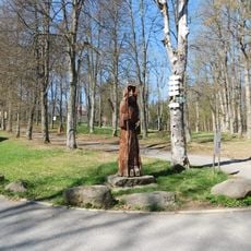 Dřevěná socha Poutníka na Křemešníku