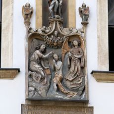 Relief mit einer Darstellung der Taufe Jesu am Jordan als Anspielung auf den Namen des Hausbesitzers Jörg Jordan; darunter eine antisemitische Inschrift, die die Wiener Gesera (Vertreibung und Ermordung der Wiener Juden im Jahr 1421) feiert