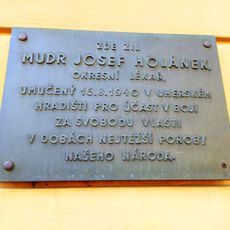 Pamětní deska Josefa Holánka na domě Nádražní 25 v Uherském Hradišti