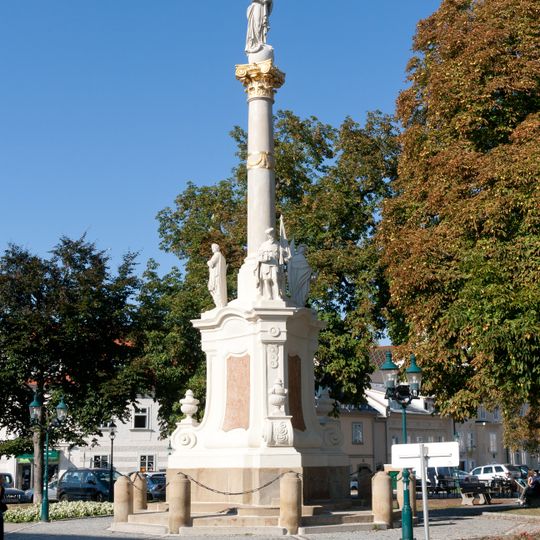 Mariensäule u. hist. Vorgängerbebauung am Rathausplatz