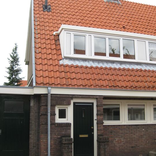 Blok met 8 keukenwoningen, zo genoemd vanwege destijds nieuwe plaatsing van keuken aan de voorzijde, aan de zijkant een houten topgevel, bouwstijl Amsterdamse School.