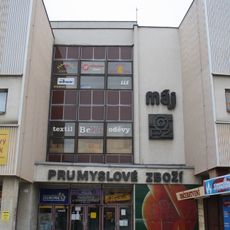 Měděný plastický obchodní symbol Obchod průmyslovým zbožím a nápis Průmyslové zboží na budově obchodního střediska Domácí potřeby v Havlíčkově ulici