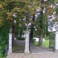 Herteveld, onder andere hekwerk met vier hardstenen pijlers en loden vazen