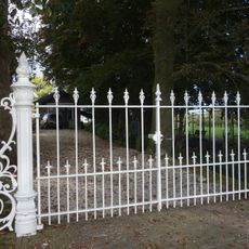 Mariënhof: toegangshek, rijk gedecoreerd