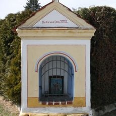 Výklenková kaple na návsi