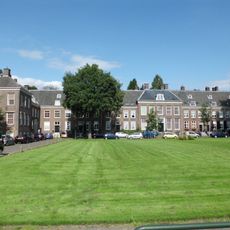 Pand met vooruitspringende gevel met versierde middenpartij