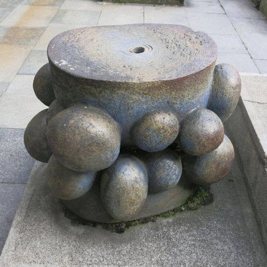 Keramická plastika v atriu nákupního střediska Kochmanka