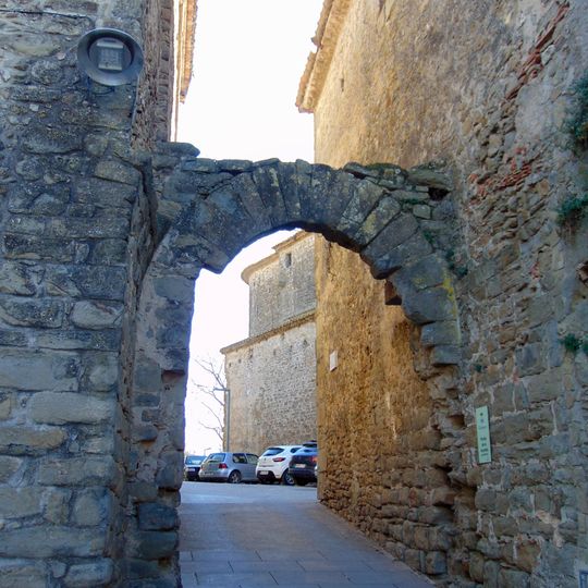Puerta y murallas de Colomés
