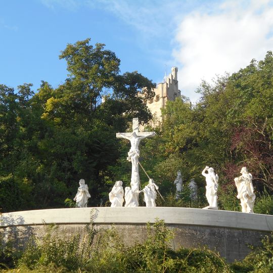Kreuzigungsgruppe mit Heiligenfiguren