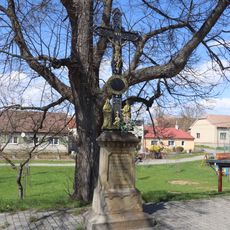 Kříž v Krnčicích střed obce