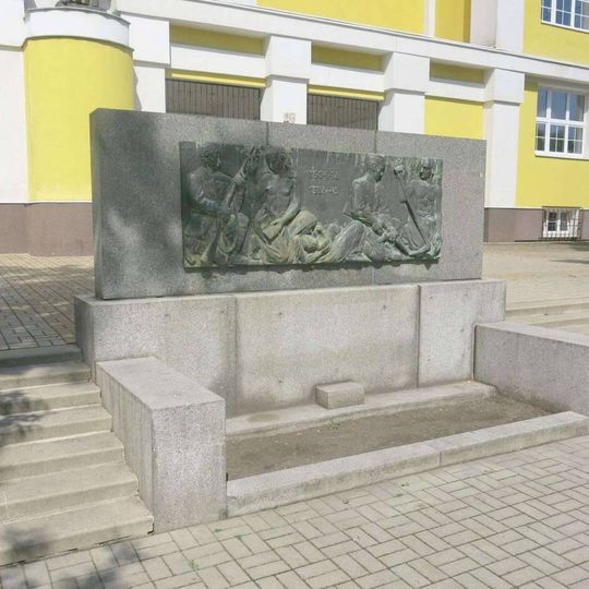 Pomník padlým v 1. a 2. světové válce v Košťanech před školou