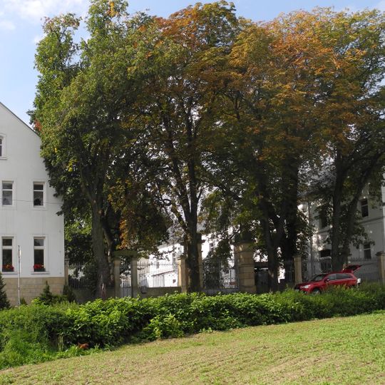Wohnstallhaus, Seitengebäude und Scheune eines Dreiseithofes sowie Toreinfahrt und Einfriedung, Torbogen an der Scheune und zwei Hofbrunnen Bärenklauser Straße 7