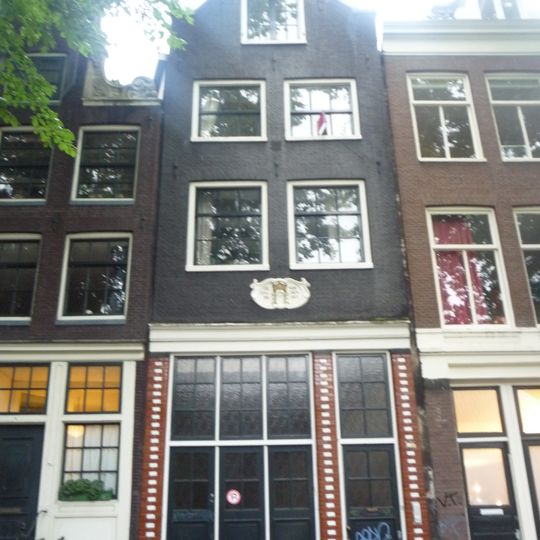 Pand met ingezwenkte halsgevel