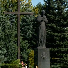 Pomnik Jana Pawła II przed kościołem w Mistrzejowicach (Kraków)