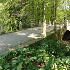 Huis te Hemmen, stenen toegangsbrug met hek