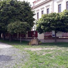 Kříž v Rochlově u zámku