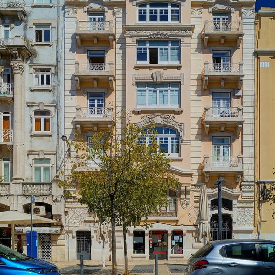 Prédio na Avenida Duque d'Ávila, 20-22A