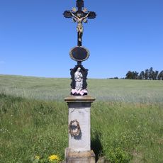 Kříž u silnice západně od Naloučan