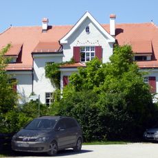 Villenartiges Wohnhaus und ehemalige Bahnhofsgaststätte