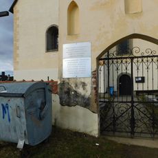 Pamětní deska zabitých účastníků selského povstání na hřbitovní bráně na Chvojenu