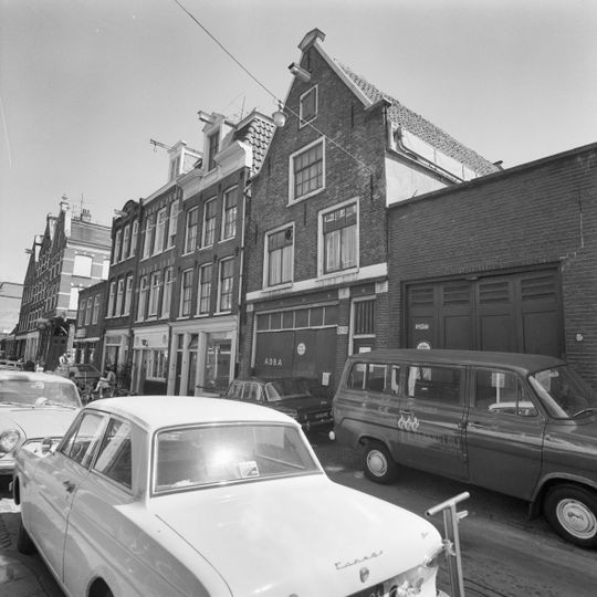 Pand met latere gevel, bekroond door een punttop