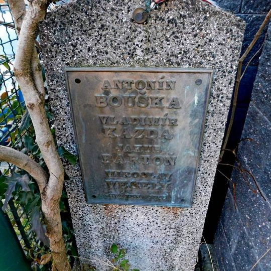 Pomníček obětem Květnové revoluce v Pražské ulici ve Stránčicích