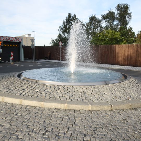 Fontána na kruhovém objezdu u budovy Delta