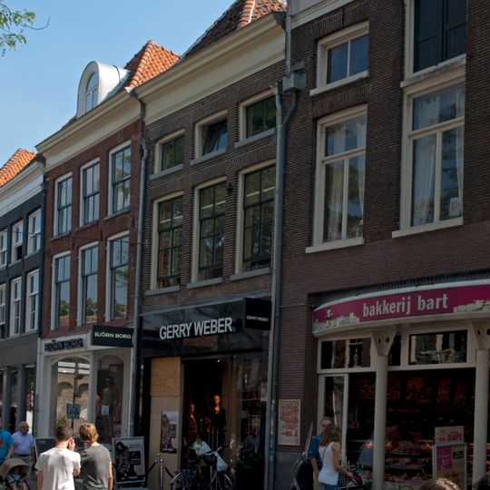 Pand met rechte lijstgevel en jongere onderpui