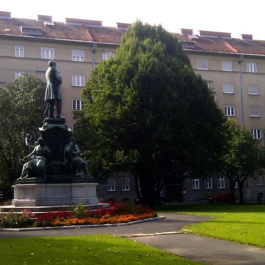 Kommunaler Wohnbau bestehend aus drei Häusern