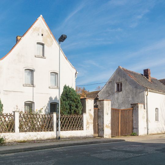 Wohnhaus, zwei Seitengebäude, Scheune und Toreinfahrt eines Vierseithofes Lange Straße 15