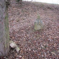 Zničený kříž východně od Arneštovic u hlavní silnice