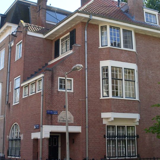 Hoekvilla met beeldhouwers atelier