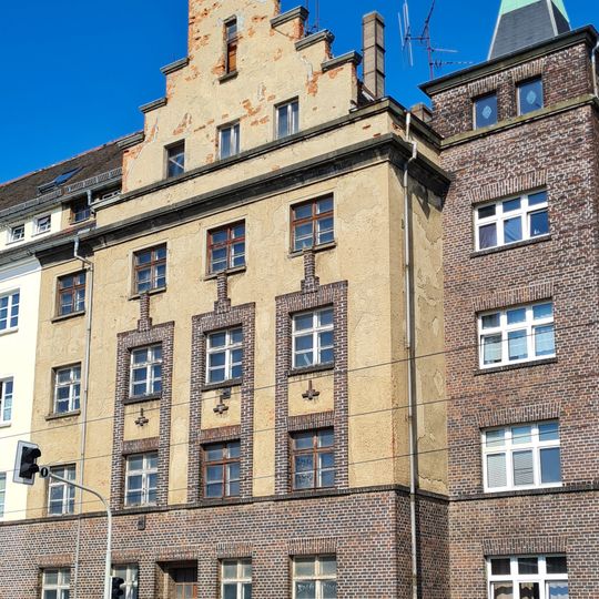 Mietshaus in geschlossener Bebauung, Teil einer einheitlichen Häuserzeile Leipziger Straße 146