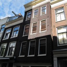 Pand met gevel onder rechte lijst