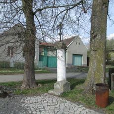Kříž v Lučišti u kaple