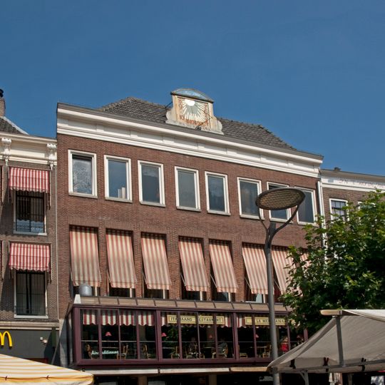 Pand met rechte lijstgevel en jongere onderpui