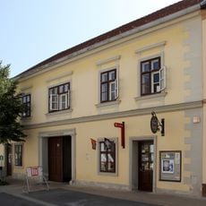 Gemeindezentrum und Stadtmauer