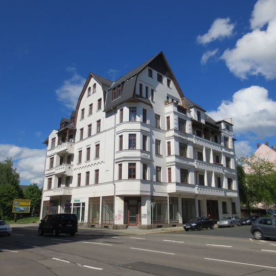 Mietshaus in ehemals geschlossener Bebauung in Ecklage Südbahnstraße 14
