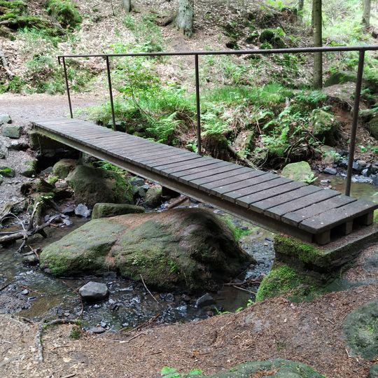 Lávka přes Sýrový potok pod Kyjovskou skalní stezkou