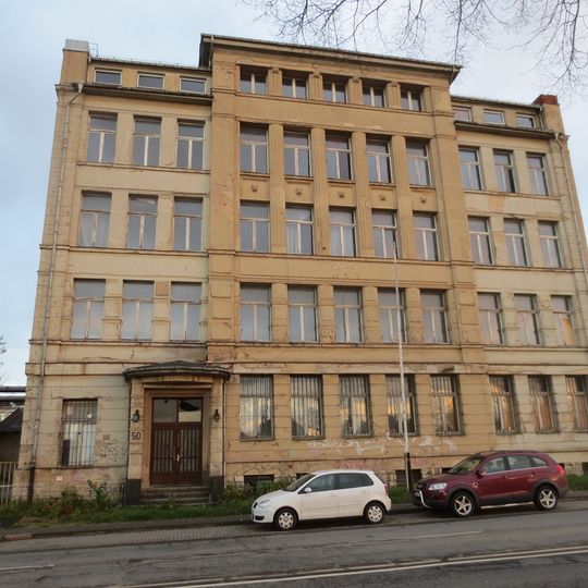 Verwaltungsgebäude mit Vorgarten Dresdner Straße 50