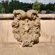 Reliéf se znakem na terase zámku
