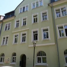 Mietshaus in geschlossener Bebauung Am Schillerplatz 4