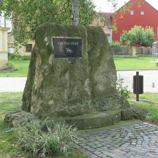 Pomník padlým na návsi v Zahořanech u Litoměřic