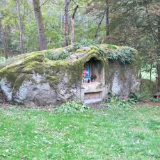 Skalní kaplička u silnice západně od Vidimi